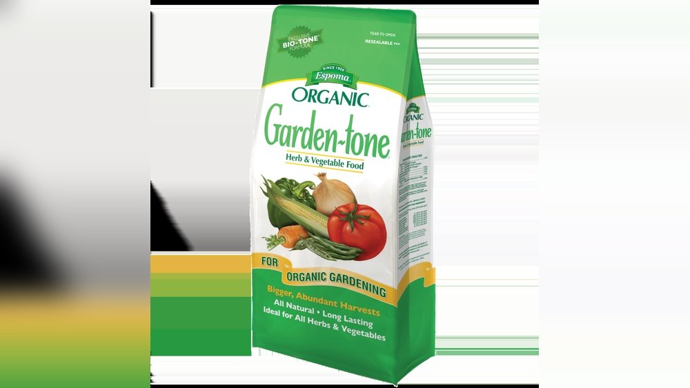 How to Fertilize a Garden With Organic Products