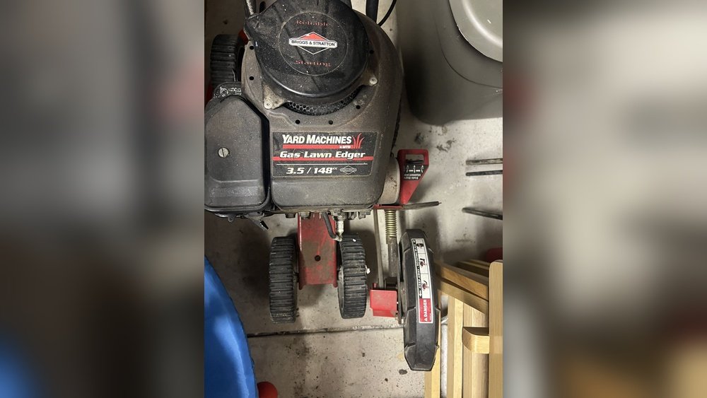 How to Maintain a Gas-Powered Edger