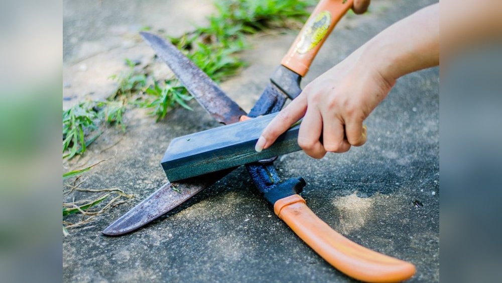 How to Sharpen Gardening Tools at Home