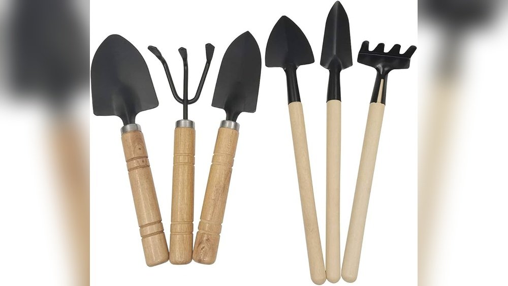 How to Use a Trowel to Plant Small Flowers in Containers