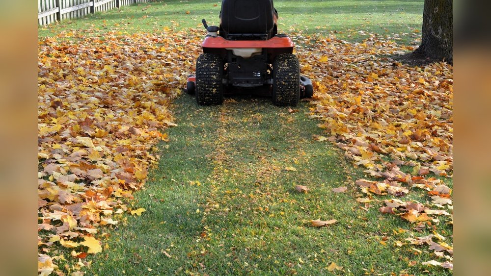 How to Mulch Leaves With a Riding Mower