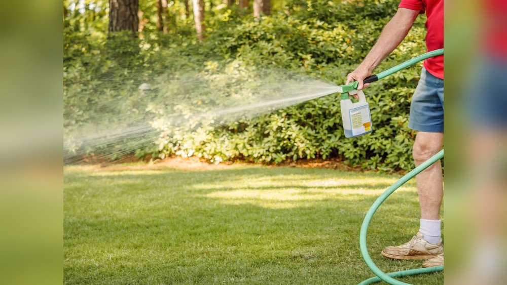 How to Apply Liquid Fertilizer to Lawn